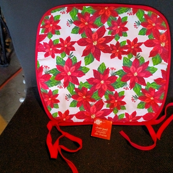 2 NWT Poinsetta Chair Cushion Pads w/ ties,13.75"x15",CHRISTMAS - Picture 1 of 1